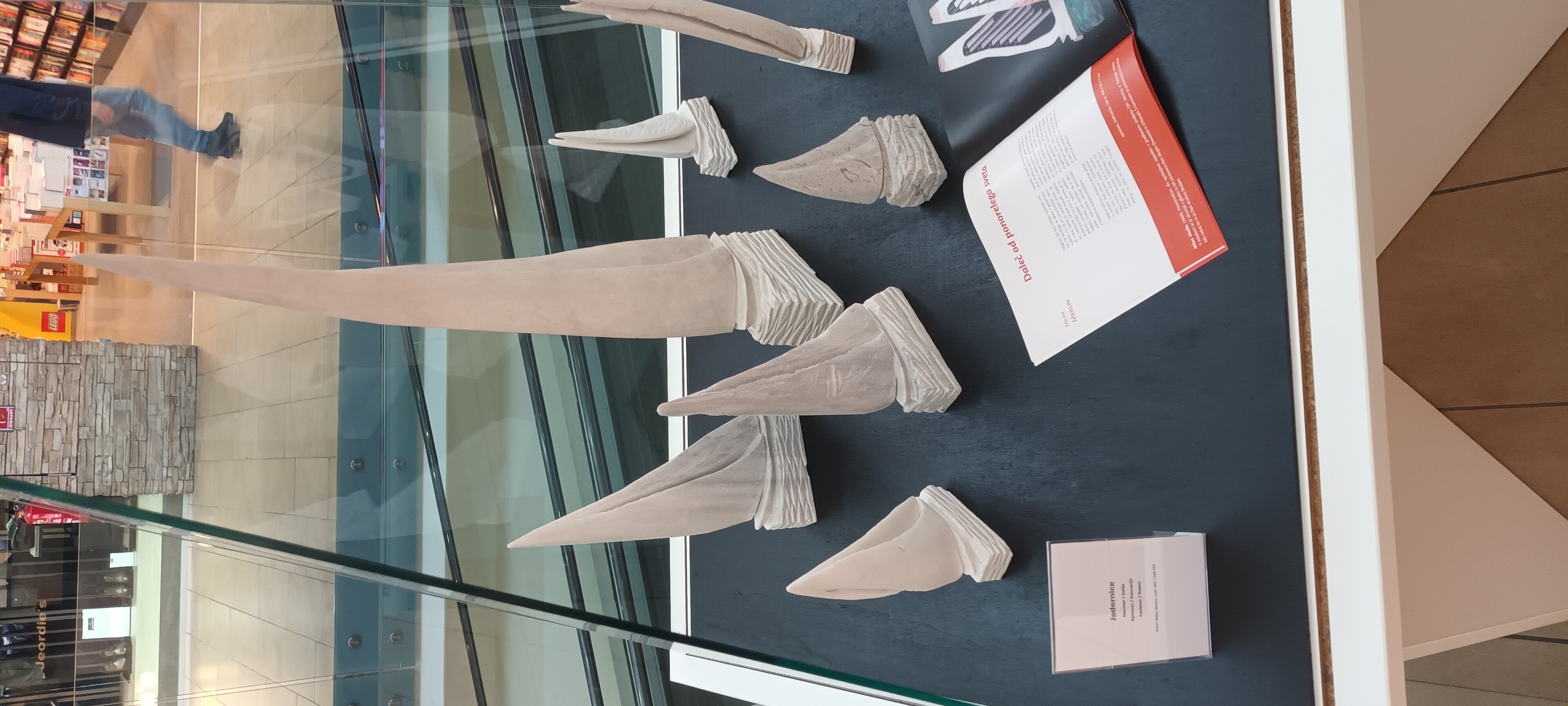 Prečenski upokojenci na ogledu skulptur.