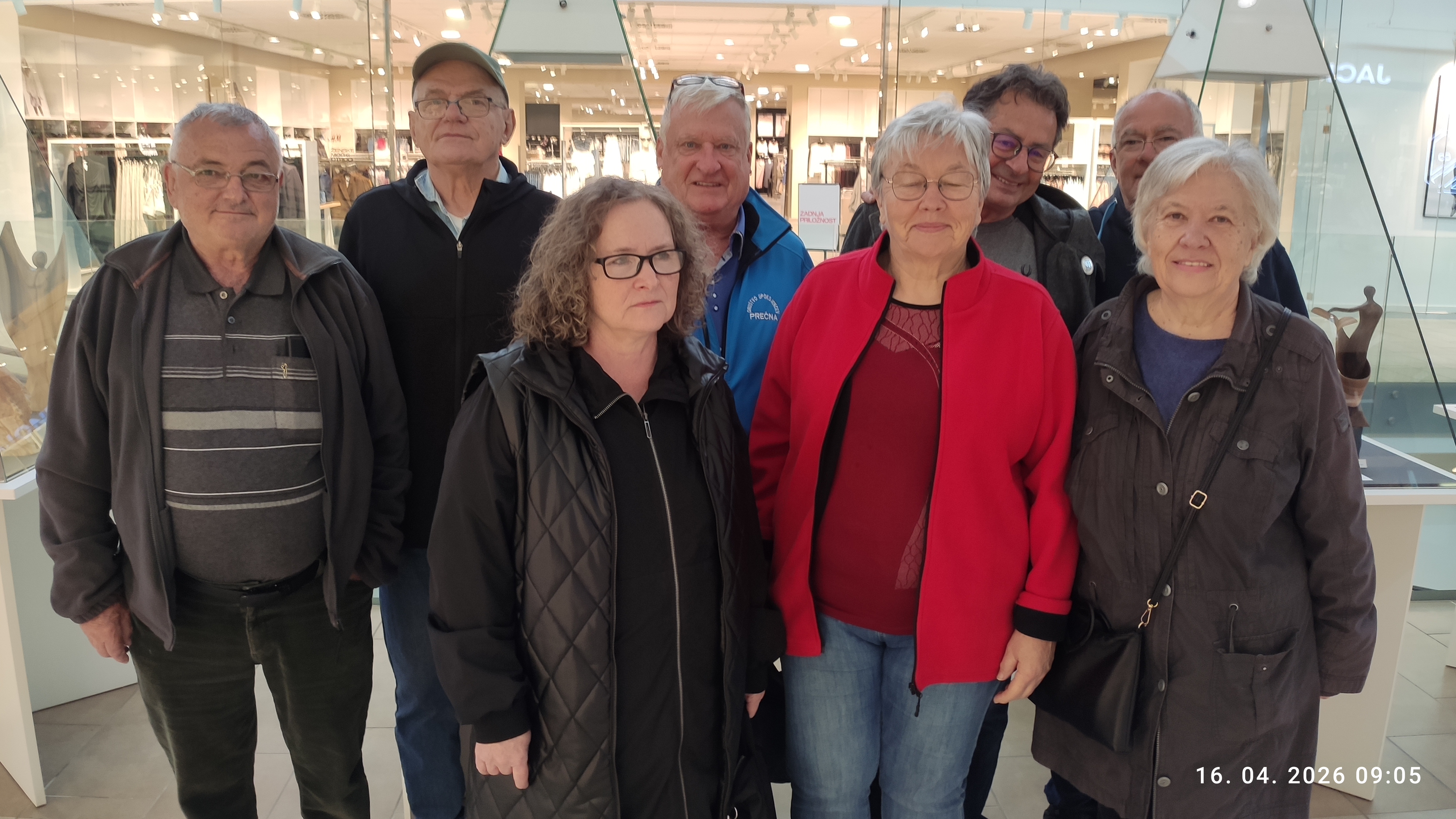 Prečenski upokojenci na ogledu skulptur.