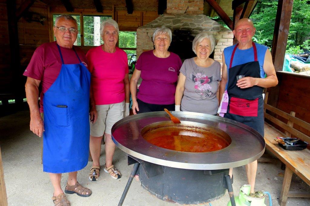 Julijski društveni pohod z druženjem pri Lovskem domu LD Novo mesto